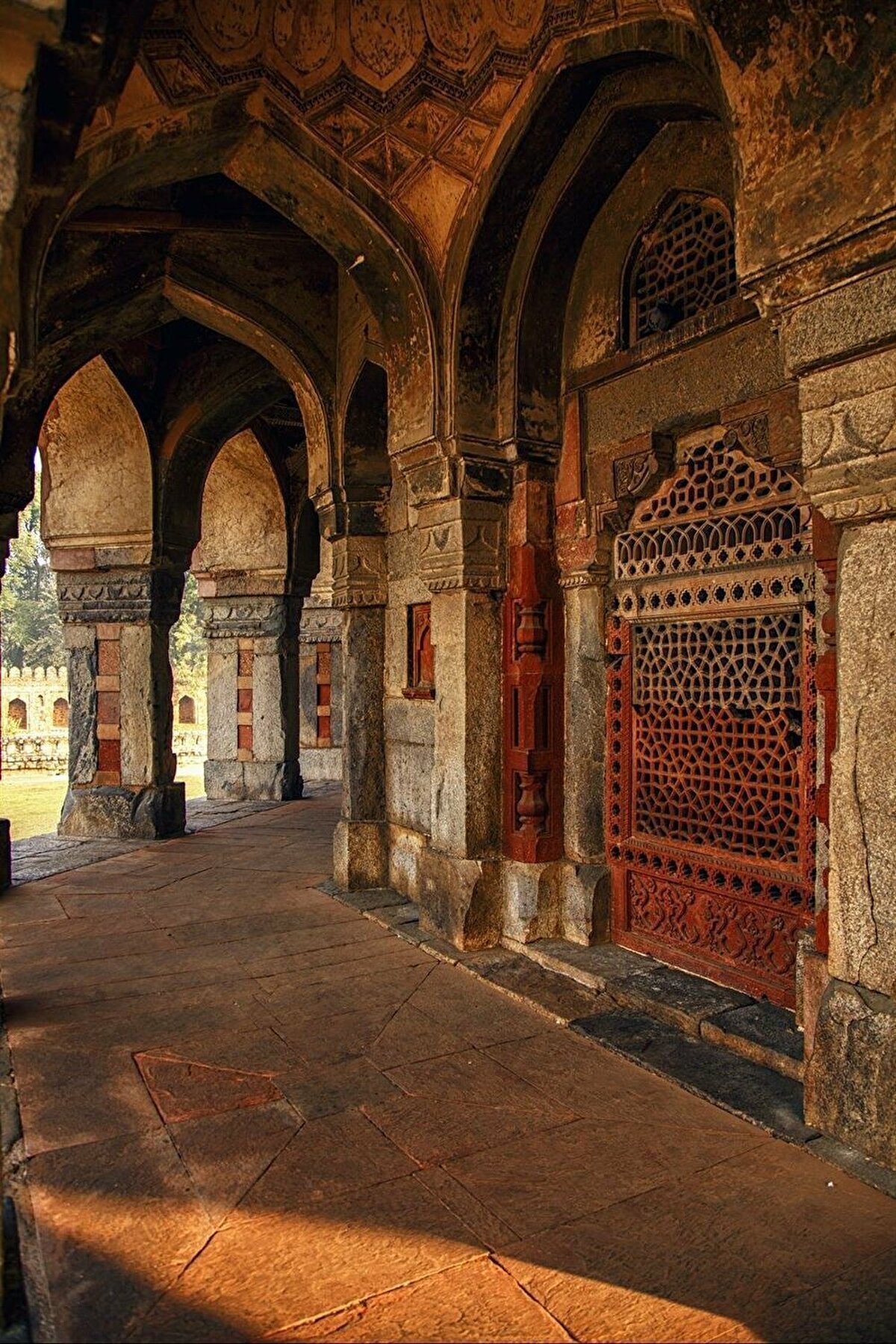Türbenin dış koridorlarındaki oyuklu kemerlerde İran mimarîsinin, ince işlemelerde ise Hint mimarîsinin yansımalarını görmek mümkündür.