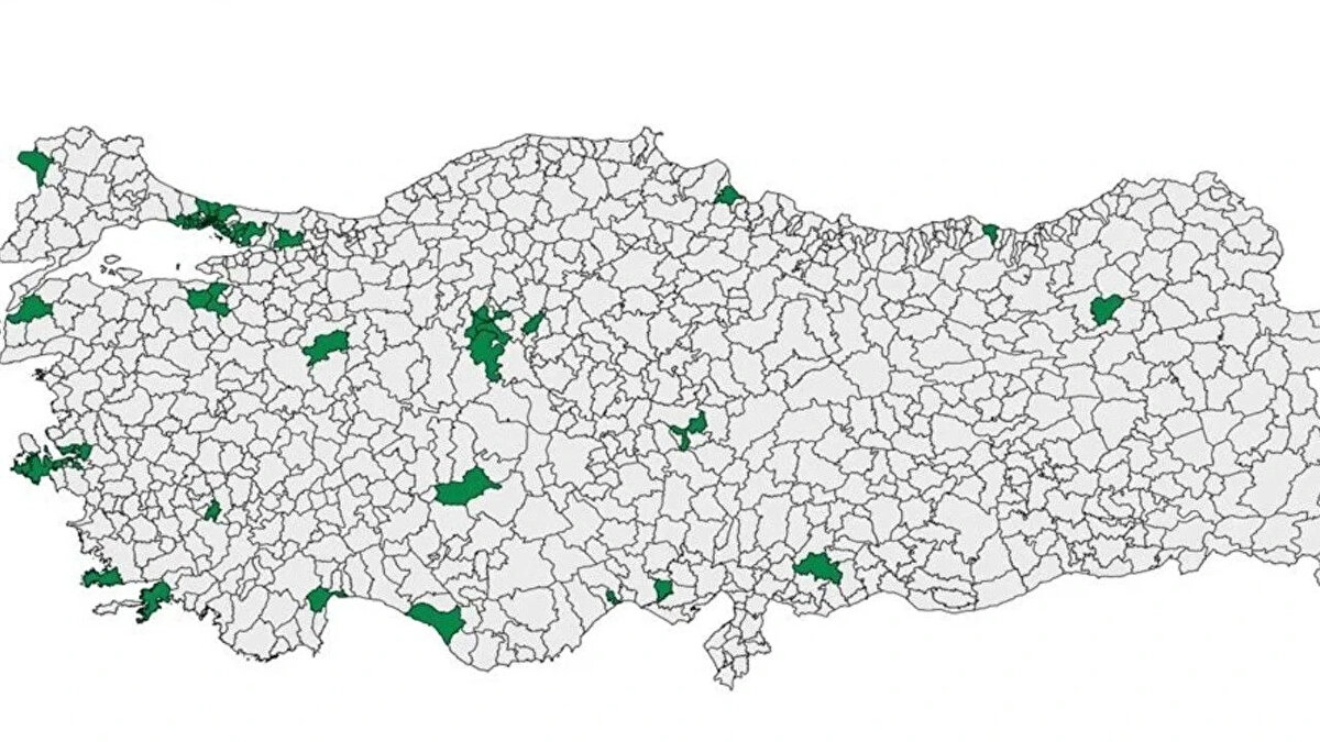 Bahçeli’nin teklifi gündemi meşgul ederken Türkiye İstatistik Kurumu (TÜİK) da merkezlerden ayrılarak şehir olma potansiyeline sahip 25 kentin nüfusunu açıkladı.<br><br>