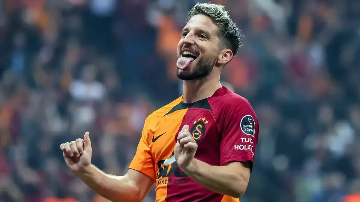 Galatasaray ile sezon sonunda yollarını ayıracak olan Dries Mertens, "Önümüzdeki sezonla ilgili kararını verdin mi?" sorusu üzerine kariyer planlamasına dair çarpıcı sözler sarf etti.<br>