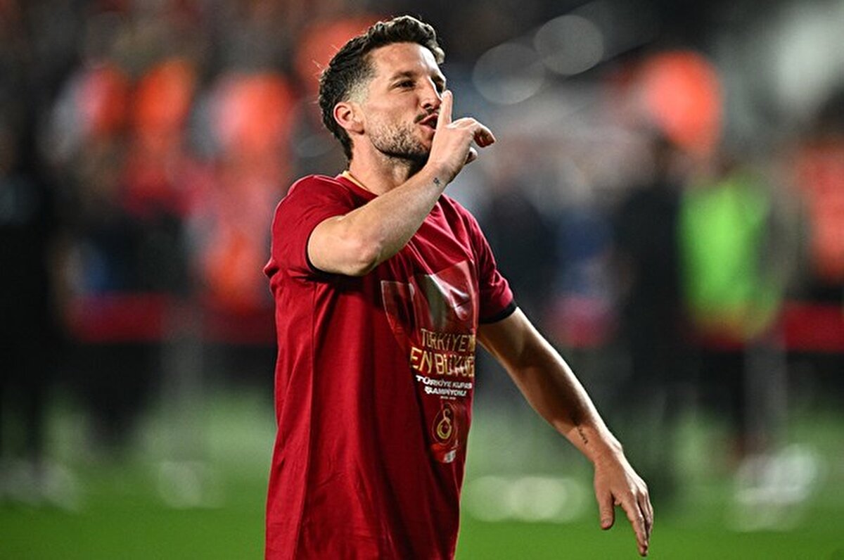 "Barış Alper Yılmaz çok önemli bir oyuncu. Kendisiyle ilgili bir karar vermesi gerektiğini düşünüyorum. Burada kalacak mı yoksa bir sonraki adıma geçip başka bir yere mi gidecek? Bu kararı kendi verecek. 3 sene önceki Barış ile bugünkü Barış arasında çok çok büyük farklar var. Çok çok ileri gitti, çok büyük adımlar attı. Hocanın ona duyduğu güvenle ve kendi çalışmalarıyla beraber çok büyük işler başardı ve bir sonraki adımını ben de çok merakla bekliyorum."