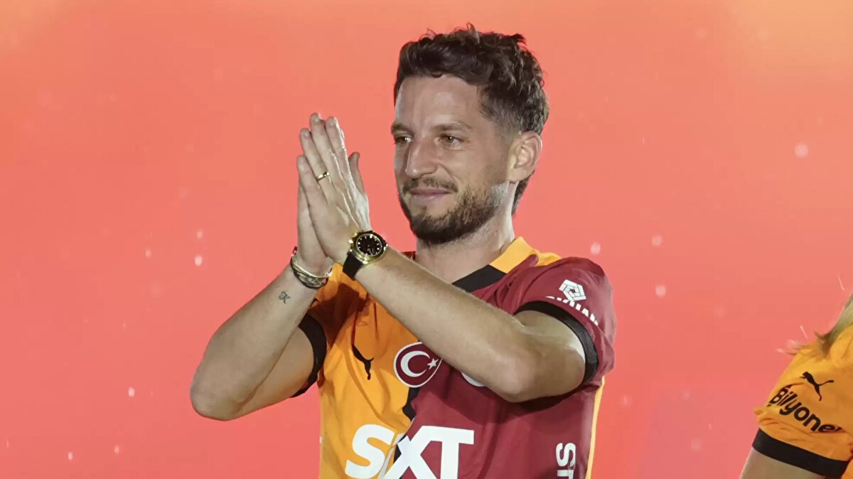 "Bu hafta çok fazla ağladım, daha fazla ağlamayacağım. Bu 3 sene boyunca çok mutlu oldum ve çok eğlendim. Her zaman kazanmamız da bizi iyi hissettirdi. İstanbul'da ailece yaşamayı çok sevdik. Napoli'de 9 sene yaşadık ve bir anda değiştirmek kolay değildi. Buraya geldik, yeni bir ev, yeni alışkanlıklar, Ciro'nun okulu, takım derken burada güzel bir uyum sağladık. Buradan ayrılacak olmak kolay değil."