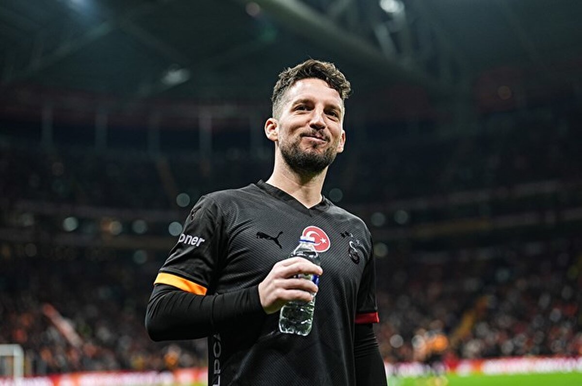 "Taraftarlara çok çok teşekkür ediyorum. Cuma günü belki de kariyerimin son maçını oynayacağım. Bunun keyfini çıkartmalarını diliyorum. Bu hafta çok duygusal anlar geçirdim. Umarım kazanarak güzel bir şekilde kariyerimi bitiririm."