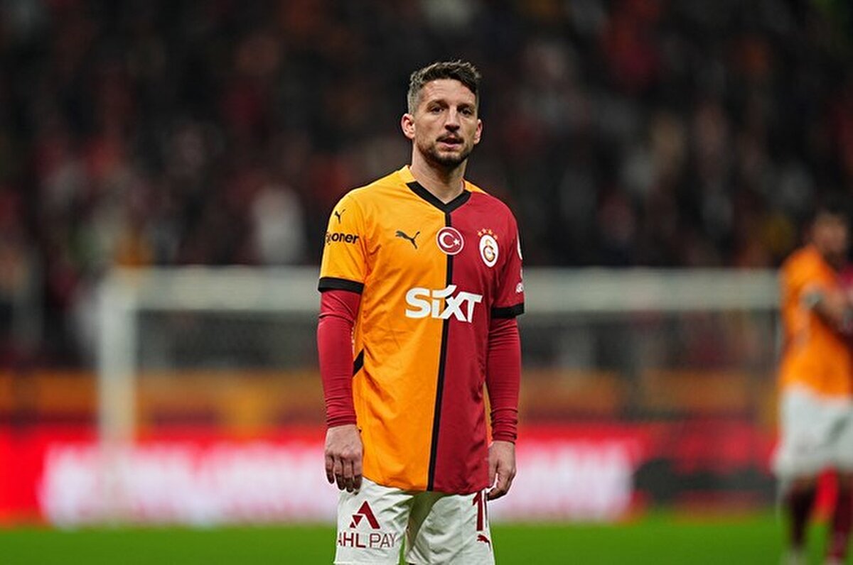 Dries Mertens, "İlerleyen dönemlerde Galatasaray'da antrenörlük ya da başka bir profesyonel görev alma düşüncesi var mı? Önümüzdeki sezonla ilgili kararını verdin mi?" sorusu üzerine "Açıkçası şu anda tam olarak ne yapacağımı bilmiyorum. Henüz bunu düşünmedim, eşimle bunu oturup konuşacağız. Başka şeyler de yapmak istiyorum hayatımda, başka şeyler de gerçekleştirmek istiyorum ama şu anda hayatımdaki yapabileceği ve yaptığım en güzel şey futbol. Bu sene bir antrenmanı bile kaçırmadım. Belki