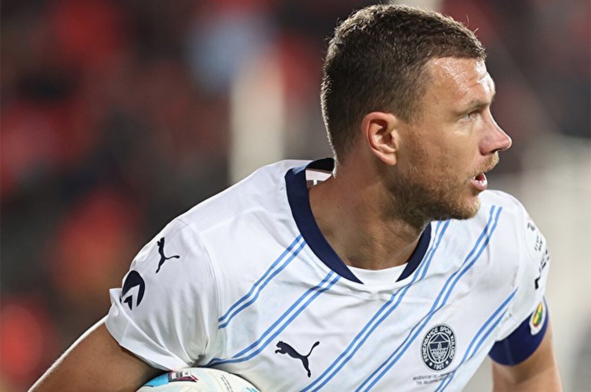 Fiorentina, önümüzdeki sezon kadrosuna tecrübeli bir forvet takviyesi yapmayı planlıyor. Bu doğrultuda adı geçen ilk isimlerden biri ise Fenerbahçe forması giyen Bosna Hersekli yıldız Edin Dzeko oldu. 