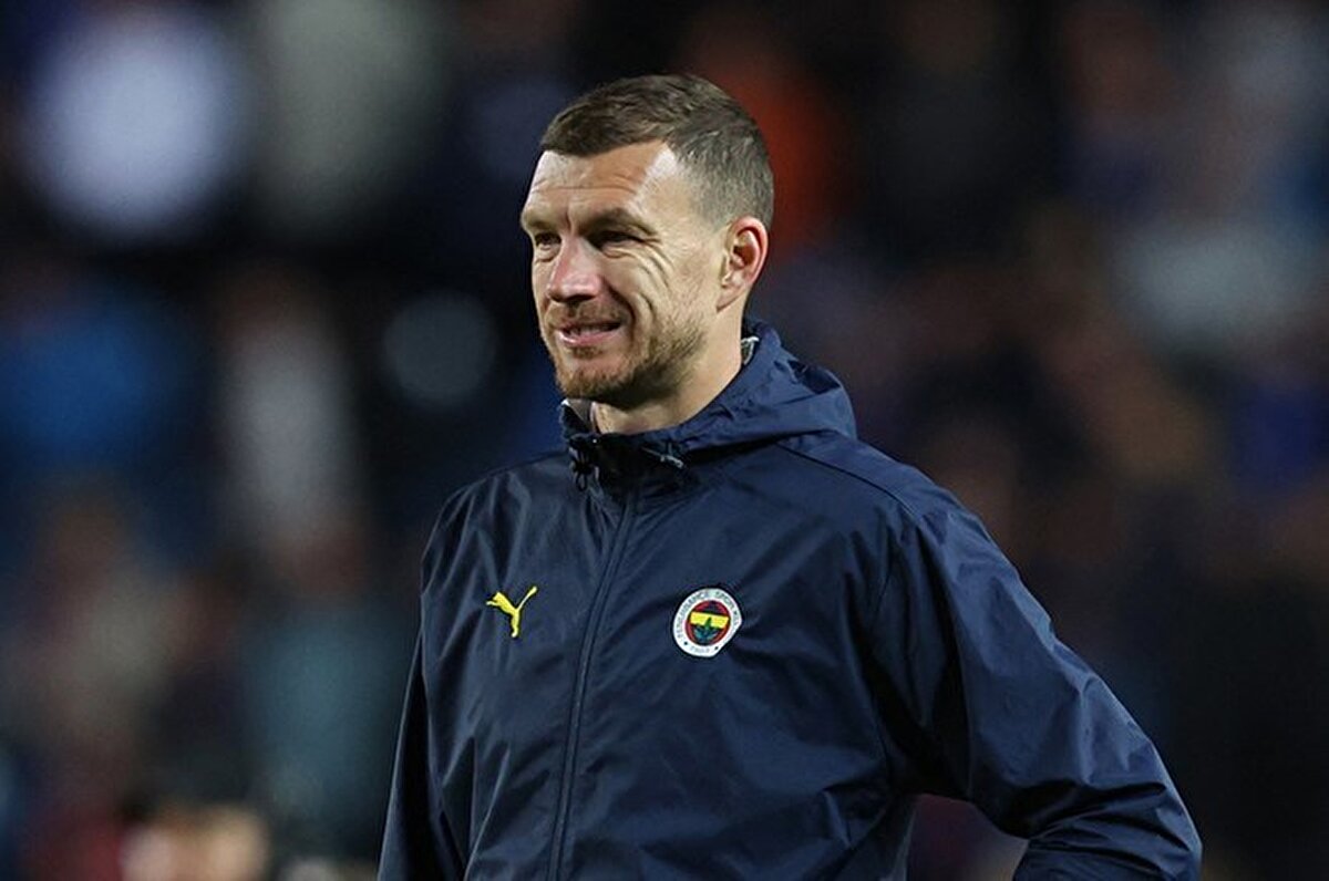 Sarı-lacivertli forma altında 53 resmi maça çıkan Dzeko, 21 gol ve 8 asistle takımının en önemli hücum silahlarından biri oldu. 