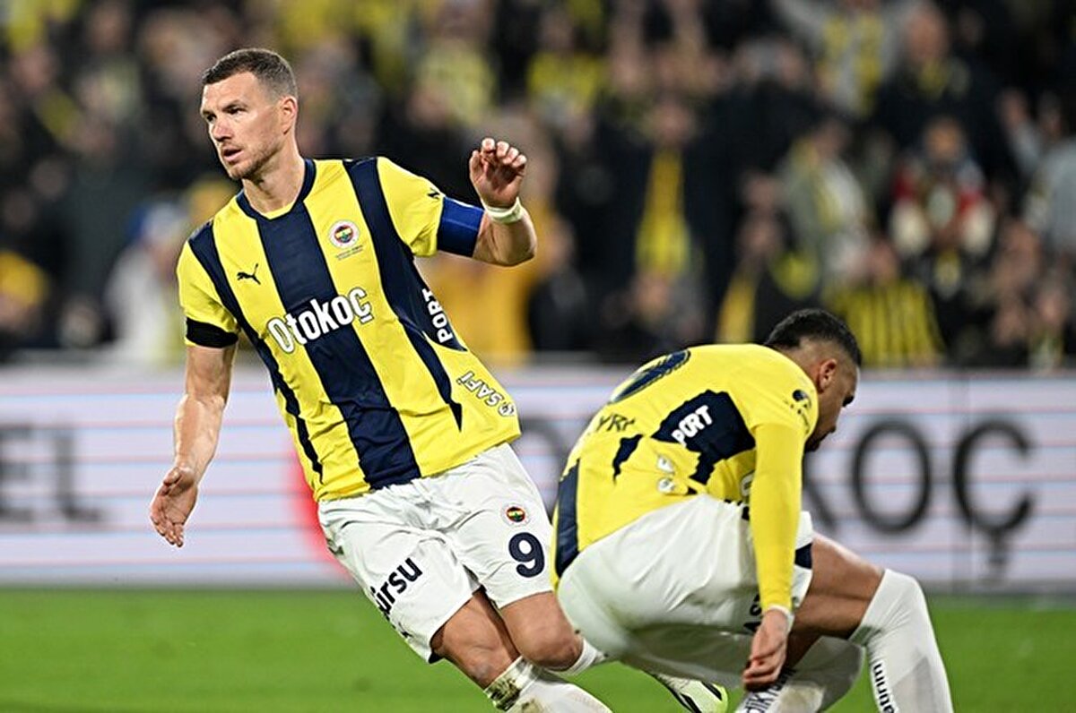39 yaşındaki golcü, bu sezon Fenerbahçe formasıyla ortaya koyduğu performansla hala üst düzeyde katkı verebileceğini kanıtladı. 