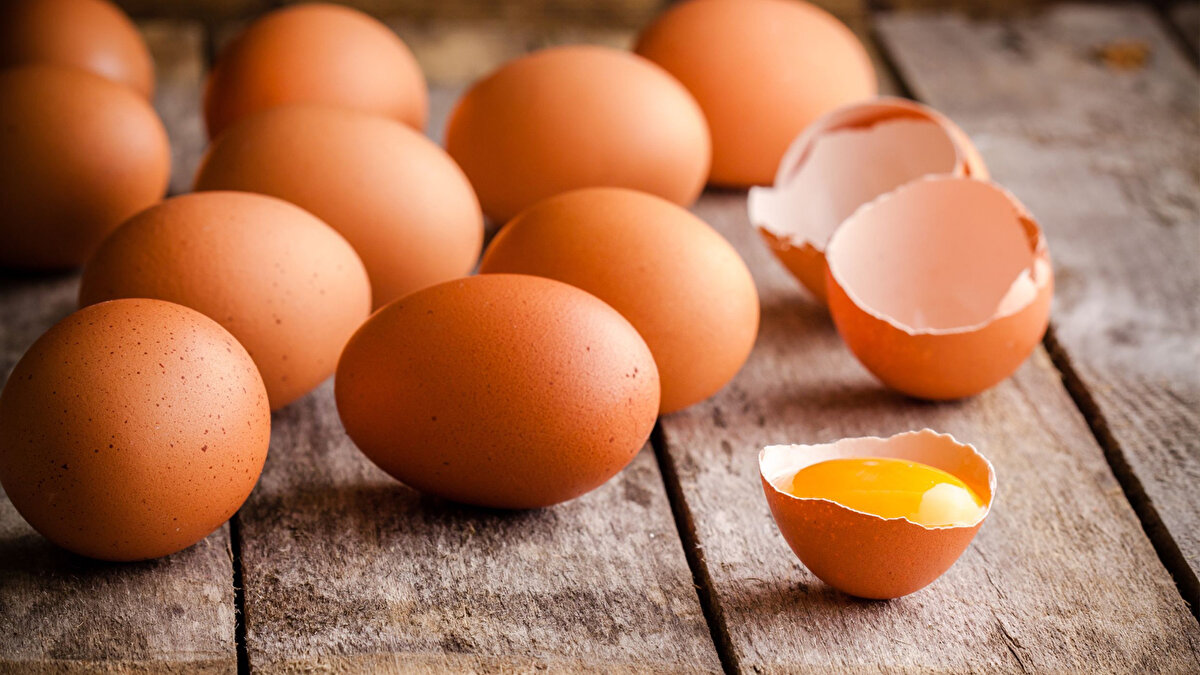 Ticaret Bakanlığından yapılan yazılı açıklamada 25 Şubat tarihinde alınan kararla sofralık yumurta ihracatında kilogram başına 0.50 ABD Doları DFİF kesintisi yapıldığı hatırlatılarak, "2024 yılının son çeyreğinde yaşanan kuş gribi salgını yumurta üretimini önemli ölçüde azaltmış; artan iç talep, fiyatlar üzerinde yukarı yönlü baskı oluşturmuştur. Halkımızın uygun fiyatla yumurtaya erişimini sürdürülebilir kılmak amacıyla, 25 Şubat 2025 tarihli ve 9526 sayılı Cumhurbaşkanı Kararı ile sofralık yumurta ihracatına kilogram başına 0,50 ABD Doları tutarında DFİF kesintisi uygulanmaya başlanmıştır" ifadelerine yer verildi.