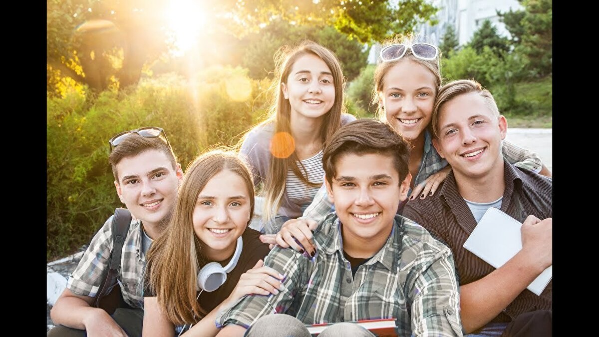 Genç Yetişkinler Neden Daha Fazla Risk Altında?<br>Geçmişte, bağırsak kanseri genellikle ileri yaş hastalığı olarak biliniyordu. Ancak günümüzde 25-49 yaş aralığındaki bireylerde vaka sayısındaki artış, bilim dünyasını alarma geçirmiş durumda. Uzmanlar bu artışın yalnızca yaşam tarzı ve beslenme alışkanlıklarıyla açıklanamayacağını belirtiyor.