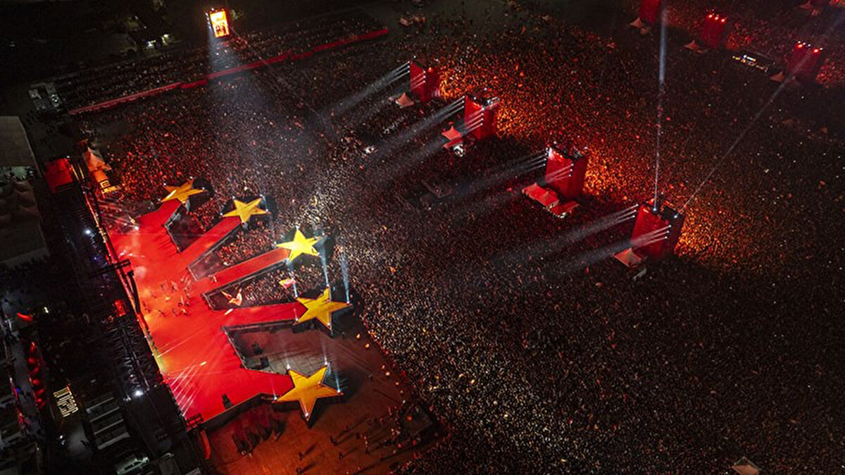 18 Mayıs'ta şampiyonluğu ilan eden Galatasaray, 26 Mayıs akşam saatlerine kadar rekor bir geliri kasasına koydu.<br>