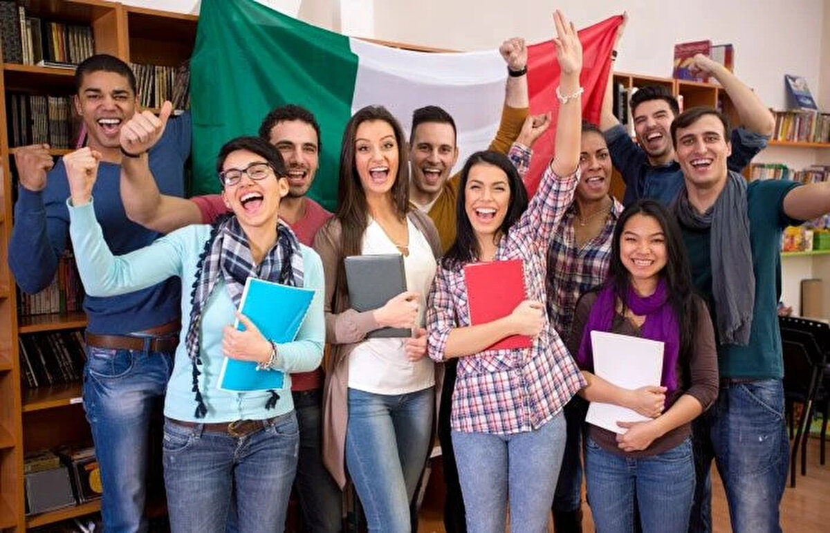 29 - İTALYA<br>Nüfusun %21,5’i lisans veya daha yüksek dereceye sahip (8,0 milyon kişi)<br>