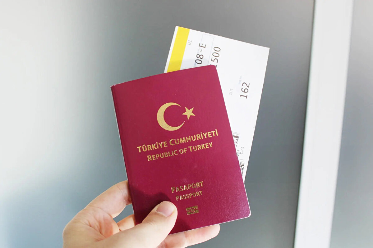 Dominik Cumhuriyeti: Kuzey Amerika’da bulunana Dominik Cumhuriyeti sınır kapısında yaklaşık 30 Dolar karşılığında 30 gün geçerli vize vermektedir. (2018)<br><br>Ekvador: Güney Amerika’da bulunana Ekvador turistlik amaçlı seyahatler için 90 günlük muafiyet sağlamaktadır.<br><br>El Salvador: Kuzey Amerika’da bulunan El Salvador umuma mahsus pasaport sahiplerine 90 gün vizesiz seyahat hakkı tanımaktadır.<br><br>Endonezya: Asya kıtasında yer alan Endonezya’ya gitmek için sınır kapısında 30 günlük vize alabilirsin. Yeşil pasaport sahibiysen 14 gün için vizesiz giriş yapabilirsin.<br><br>Ermenistan: Ermenistan, sadece bordo pasaport sahiplerine havayoluyla gidildiğinde sınırda 120 günlük vize muafiyeti tanımaktadır. Siyah, Gri, Yeşil Pasaport sahipleri de vizeye tabidir ve sınırda vize alamamaktadır.<br><br>Fas: Afrika kıtasının önemli turistlik noktalarından biri olan Fas’a 90 gün için vizesiz seyahat edebilirsin. <br><br>Fiji: Bir Okyanusya ülkesi olan Fiji’ye 90 gün için vizesiz giriş yapabilirsin.<br><br>Fildişi Sahili: Afrika’daki Fildişi Sahili’ne online vize alarak seyahat edebilirsin.<br><br>Filipinler: Filipinler’e umuma mahsus pasaport sahipleri 30 gün için vizesiz giriş yapabiliyor.<br><br>Filistin: Filistin’e direkt Gazze’ye gidilecekse 30 gün vizesiz seyahat edilebiliyor.<br><br>Guatemala: Kuzey Amerika ülkesi, 90 gün vizesiz giriş hakkı tanımaktadır.<br><br>Güney Afrika Cumhuriyeti: Sınır kapısında vize alarak 30 gün için seyahat edebileceğin bir diğer Afrika ülkesi ise Güney Afrika Cumhuriyeti.<br><br>Güney Kore: Asya kıtasında bulunan Güney Kore ziyaretin için vizesiz seyahat süresi 3 ay.<br><br>Gürcistan: Gürcistan, Türk vatandaşlarının kimlikle seyahat edebildiği ülkelerden biri. Gürcistan, 1 yıl için vizesiz giriş imkanı veriyor. 