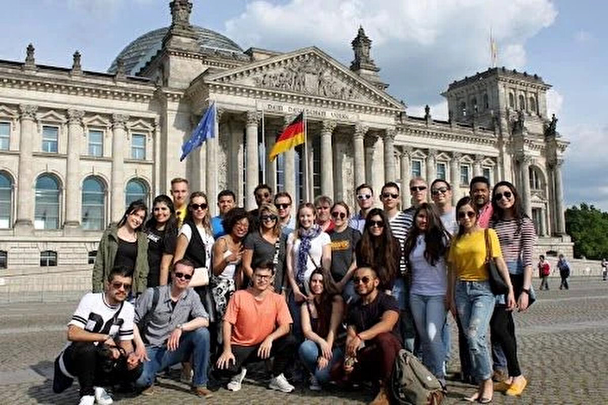 20 - ALMANYA<br>Nüfusun %32,9’u lisans veya daha yüksek dereceye sahip (17,7 milyon kişi)<br>