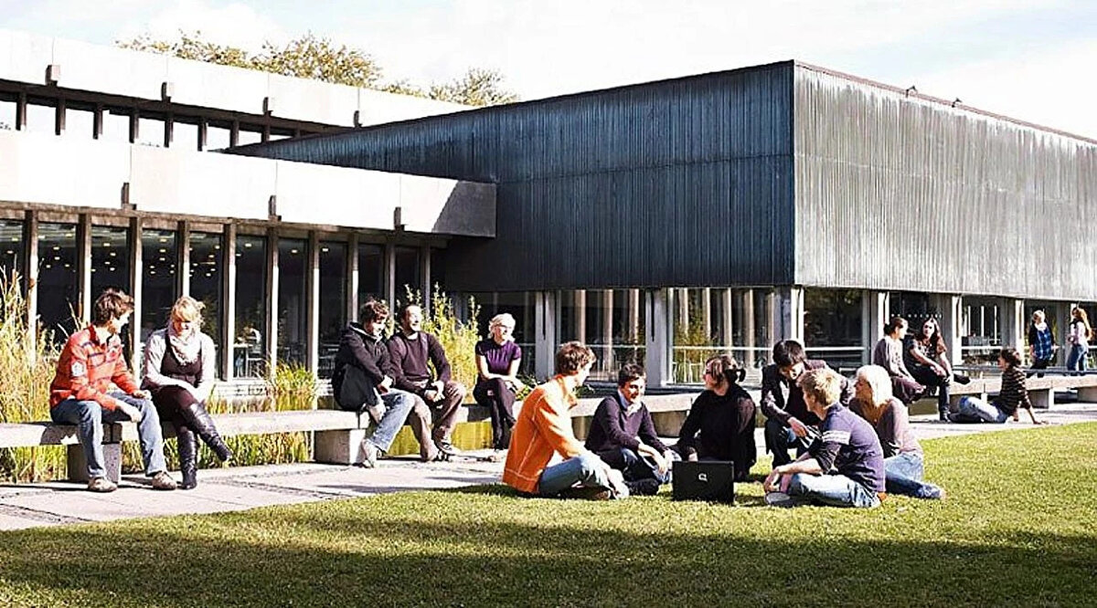 14 - DANİMARKA<br>Nüfusun %37,7’si lisans veya daha yüksek dereceye sahip (2,0 milyon kişi)<br>