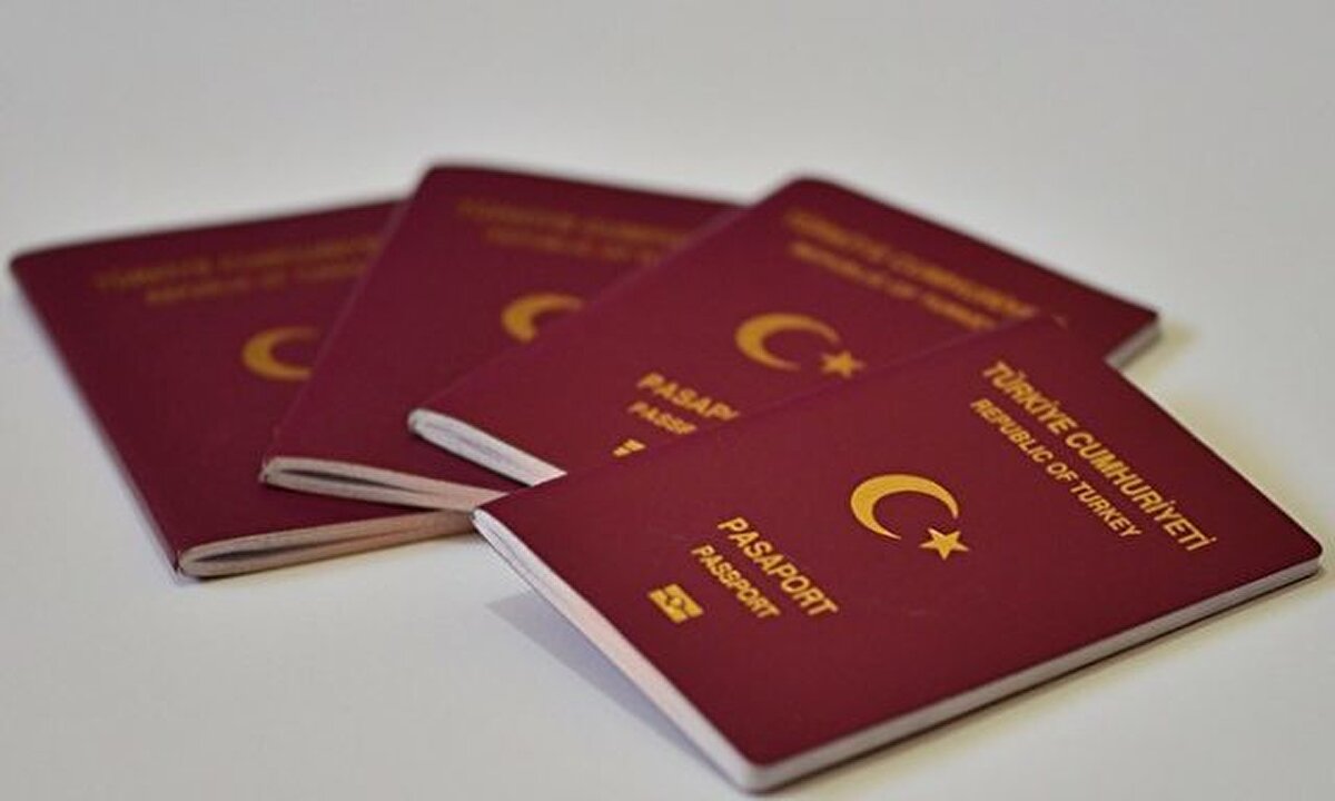 Ukrayna: Ukrayna, Türk vatandaşlarının çipli ve fotoğraflı kimlikle seyahat edebileceği ülkeler arasında yer almaktadır. Ayrıca pasaportla girişte 60 güne kadar vize istememektedir. <br><br>Umman: Umman’a gitmek için sınır kapısında 30 günlük vize alabilirsin.<br><br>Uruguay: Güney Amerika ülkesi Uruguay’a 90 güne kadar vizesiz seyahat edebilirsin.<br><br>Ürdün: Ürdün, 180 gün içinde 90 günü aşmamak kaydıyla Türk vatandaşlarına vize muafiyeti sağlamaktadır.<br><br>Vanuatu: Bir Okyanusya ülkesi olan Vanuatu’ya 30 gün için vizesiz seyahat edebilirsin.<br><br>Venezuela: Venezuela, umuma mahsus pasaport sahiplerinden 90 güne kadar olan seyahatleri için vize istememektedir.<br><br>İngiliz Virjin Adaları: 30 güne kadar vizesiz seyahat imkanı vermektedir.<br><br>Zambiya: Kapıda vize alarak 30 gün için Zambiya seyahati gerçekleştirebilirsin.<br><br>Zimbabve: Online vize alarak Zimbabve’ye giriş yapabilirsin. Vize 2 gün içinde hazırlanmaktadır.