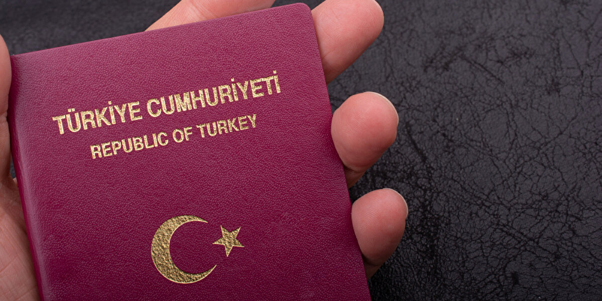 Palau: Okyanusya kıtasında yer alan Palau’ya süresiz bir şekilde vize almadan seyahat edebilirsin.<br><br>Panama: Panama, Türk vatandaşlarına 6 ay vizesiz seyahat imkanı sağlamaktadır.<br><br>Paraguay: 180 gün içinde 90 günü aşmamak şartıyla Paraguay’a seyahat edebilirsin.<br><br>Peru: Peru da 180 gün içinde 90 günü aşmamak şartıyla seyahat edebileceğin ülkeler arasındadır.<br><br>Ruanda: İnternetten online vize alarak Ruanda’ya seyahat edebilirsin. Online vize 4 iş günü içinde hazırlanmaktadır.<br><br>Samoa: Bir Okyanusya ülkesi olan Samoa’ya 60 gün süreliğine kapıda vize alarak giriş yapabilirsin. Yanında 2 adet vesikalık bulundurmayı unutma.<br><br>Sao Tome ve Principe: Türk vatandaşları 15 gün için vizesiz seyahat edebilmektedir.<br><br>Saint Kitts (Saint Christoper) ve Nevis Adaları: 180 gün içinde 90 günü aşmamak kaydıyla vize muafiyeti uygulayan ülkeler arasındadır.<br><br>Saint Lucia: 6 hafta için Saint Lucia’ya umuma mahsus pasaport sahipleri vize olmadan giriş yapabilir.<br><br>Saint Vincent ve Grenadinler Adaları: 90 gün vizesiz seyahat edebileceğin ada ülkeleri arasında Saint Vincent ve Grenadinler Adaları da bulunuyor.<br><br>Senegal: Senegal’e online vize alarak kolayca giriş yapabilirsin.<br><br>Seyşeller: Seyşeller’e gitmek istiyorsan 90 gün için vize almana gerek yok.<br><br>Sırbistan: Bir Balkan ülkesi olan Sırbistan, 180 gün içinde 90 günü aşmamak şartı ile vizesiz seyahate imkan tanımaktadır. Başkent Belgrad için uçak biletinizi beklemeden alabilirsin.<br><br>Singapur: Singapur, 90 gün için vize istemeyen Asya ülkeleri arasında yer almaktadır.<br><br>Sri Lanka: Sri Lanka’ya sınır kapısında vize alarak ya da online vize başvurusu yaparak 30 gün süreliğine seyahat edebilirsin.<br><br>Suriye: Suriye, her 6 ay içinde ilk giriş tarihinden itibaren geçerli olacak şekilde 90 gün vize muafiyeti tanımaktadır.<br><br>Svaziland: Svaziland, 30 gün için vize istemeyen Afrika ülkeleri arasında yer almaktadır.<br><br>Şili: Türk vatandaşları 90 gün için Şili’ye vize almadan giriş yapabilmektedir.