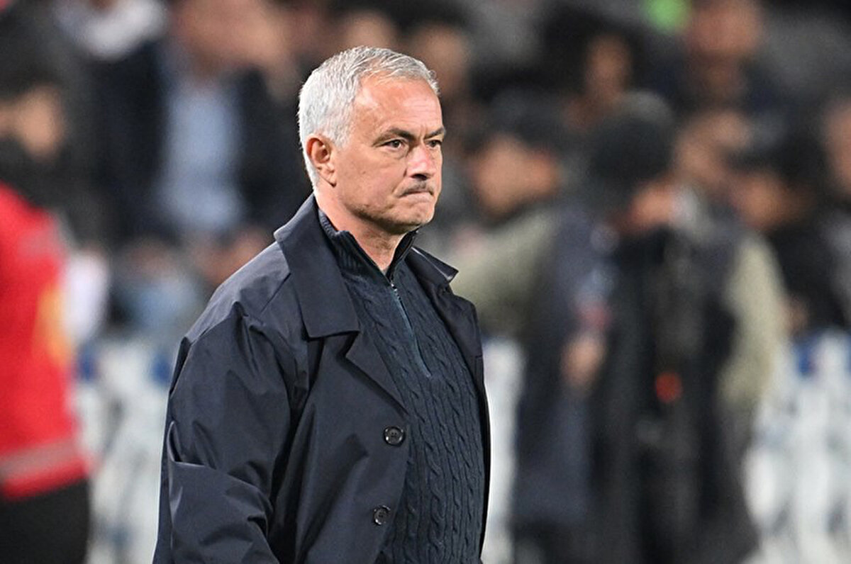 Milliyet'te yer alan habere göre, Jose Mourinho, Atakaş Hatayspor maçıyla birlikte kresini tamamen tüketti. Portekizli hoca, Hatayspor maçındaki hamleleri nedeniyle "Artık gitmek istiyor" yorumlarına maruz kaldı.<br>