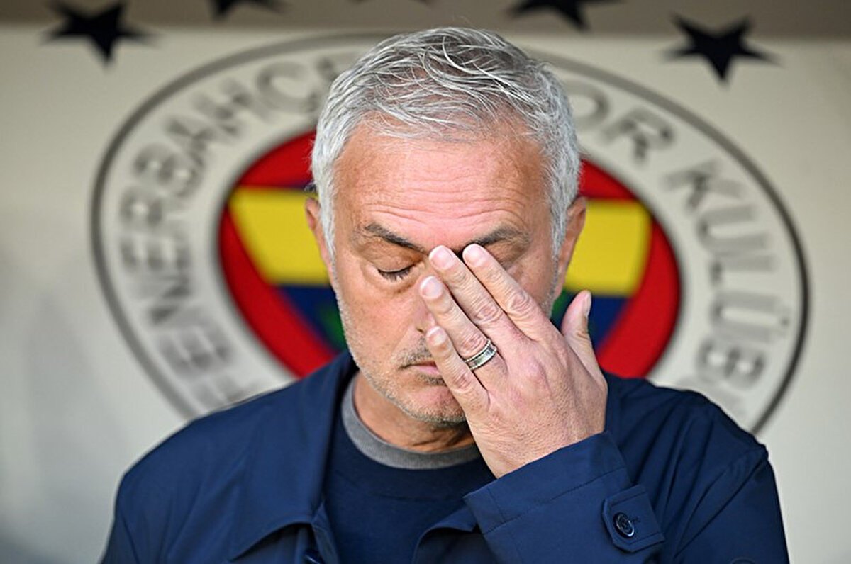 Fenerbahçe'nin şu anda Jose Mourinho ile yolları ayırmamasının tek sebebinin 14 milyon euroluk tazminat olduğu belirtildi. Deneyimli çalıştırıcı tazminatını almadan gitmek istemezken, Ali Koç ise bu parayı ödemek istemiyor.<br>
