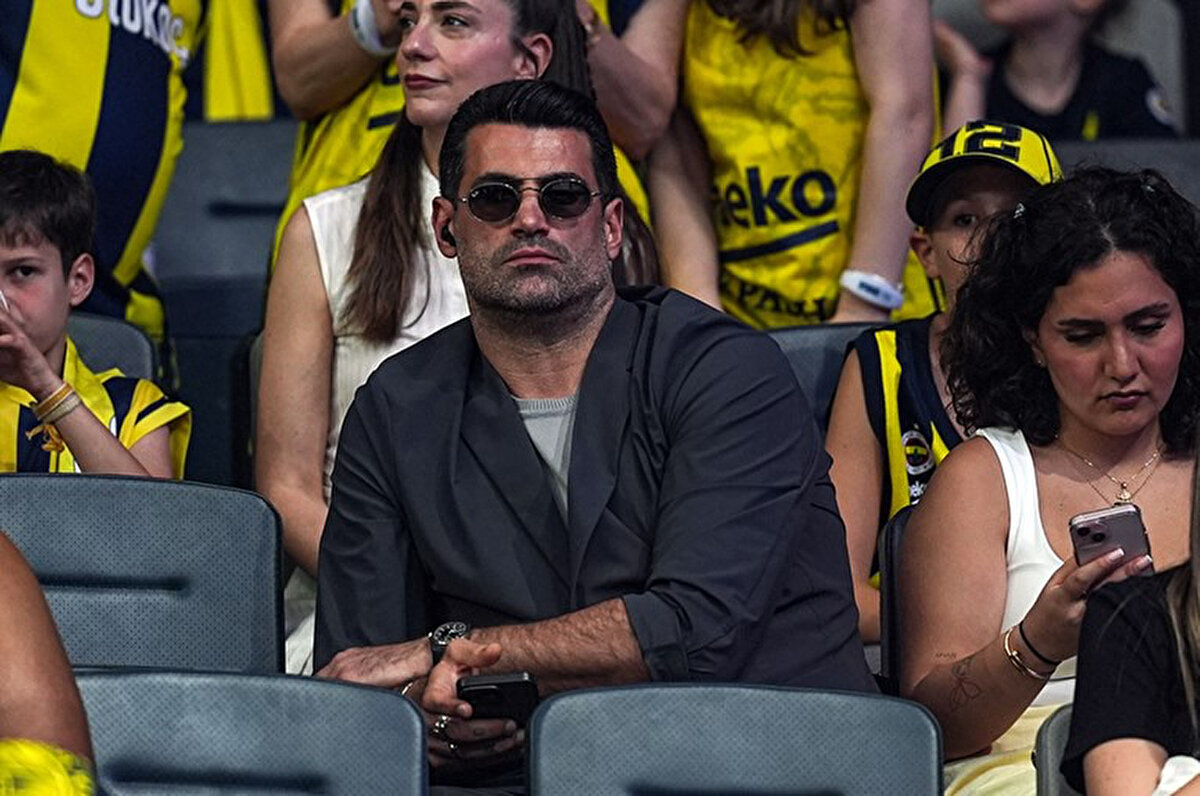 "Ne Ali Koç'un iknaya ihtiyacı var, ne de benim iknaya ihtiyacım var. Okuyorum, Volkan Fenerbahçe'ye yardımcı hoca olarak gelecek, sportif direktör olarak gelecek, yardımcı hoca olarak gelecek... Volkan bu şekilde gelmeyecek.<br>