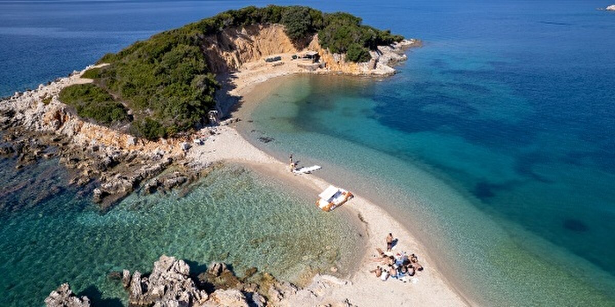 Ksamil’de ne yenir?<br><br>Ksamil, Arnavut mutfağının deniz ürünleriyle harmanlandığı zengin bir gastronomi kültürüne sahip.<br><br>Yerel restoranlarda taze balık, deniz ürünleri, geleneksel Arnavut yemekleri ve Akdeniz mutfağından örnekler sunuluyor.