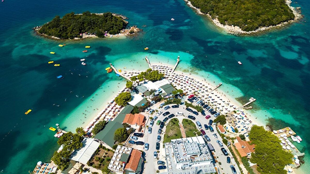 Bütçe dostu Avrupa sahil tatili<br><br>Avrupa’da deniz tatili yapmak isteyen birçok gezgin için fiyatlar caydırıcı olabilir. Ancak Ksamil, uygun fiyatlı Avrupa tatil yerleri arasında önemli bir yere sahip.<br><br>The Guardian tarafından yayınlanan “Avrupa’daki En İyi 20 Bütçe Dostu Tatil Yeri” listesine girmesi, bölgenin uluslararası çapta da tanınmasına katkı sağladı.<br><br>Oteller, pansiyonlar ve sahil evleri her bütçeye uygun konaklama seçenekleri sunuyor. Özellikle yaz sezonu dışında, ilkbahar ve sonbaharda çok daha ekonomik fırsatlar yakalamak mümkün.