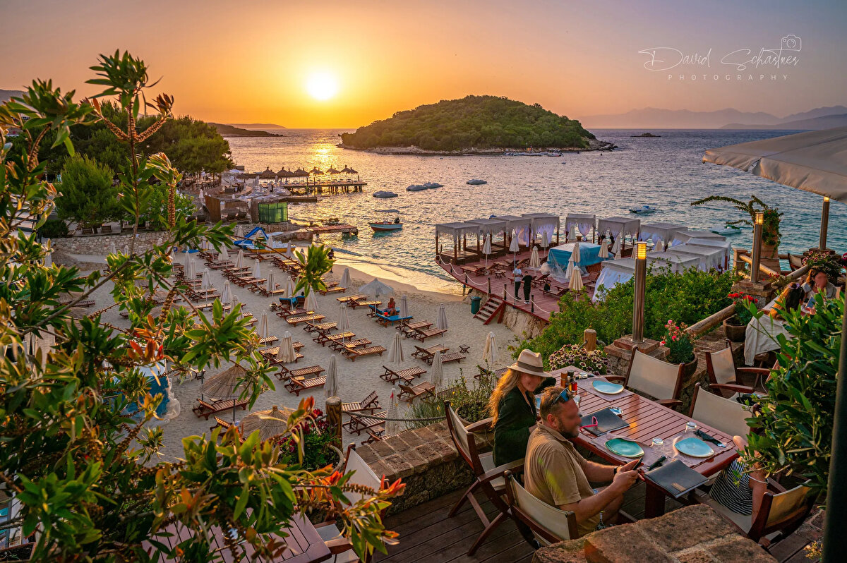 Ksamil iklimi: Dört mevsim tatil<br><br>Akdeniz iklimiyle yıl boyunca ılıman hava koşullarına sahip olan Ksamil, sadece yaz aylarında değil ilkbahar ve sonbaharda da ideal bir tatil yeridir.<br><br>Yazın sıcaklıklar 30-38°C’ye kadar çıkarken, ilkbahar ve sonbahar aylarında 18-21°C arasında değişiyor.<br><br>Kış mevsiminde bile ortalama sıcaklık 12°C civarındadır.<br><br>Kalabalıktan uzak, daha sakin bir atmosfer arayanlar için sezon dışı dönemler oldukça cazip.