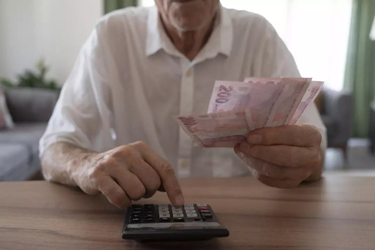 Benzer durum 2025-2026 arasında da yaşanacak<br><br>Hangi dönemde emekli olmak avantajlı konusu da sık sık gündemde yer alıyordu. Bununla ilgili Erdem "Maaş bağlanırken kullanılan güncelleme katsayısı yıldan yıla aylıkları da değiştiriyor. Örneğin 2024 yılında uygulanan güncelleme katsayısı 2023 yılı enflasyon ve büyüme oranları dikkate alındığında 2025'de uygulanacak olandan yüzde 30 yüksek çıktı. Yani 2024'te emekli olanlara bu yıl olanlardan yüksek maaş hesaplandı. Enflasyon giderek düştüğü için benzer bir durum 2025 ile 2026 arasında da yaşanacak" ifadelerini kullandı.