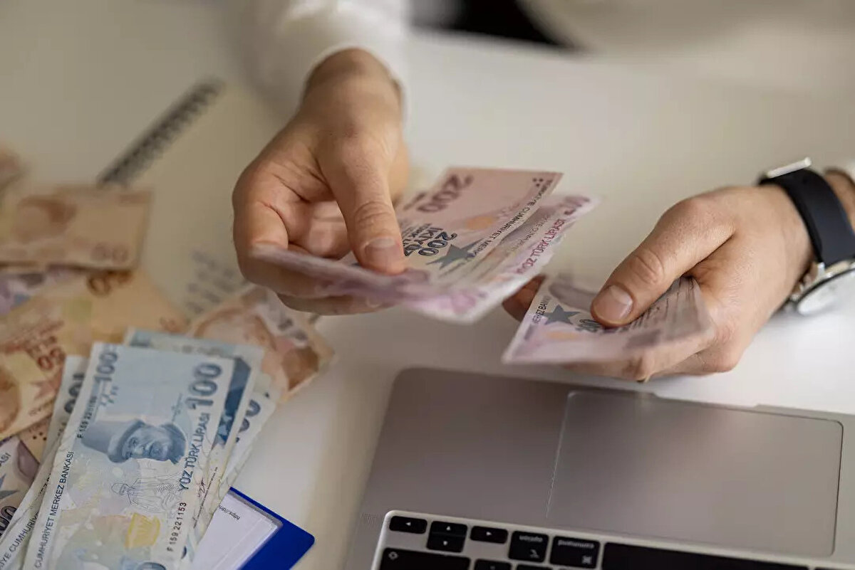 Emeklilik dilekçesi verilen yıl maaşı etkiliyor<br><br>"Yüksek emekli maaşı için ne yapmalı?" sorusuna yanıt olarak ise Erdem "Mevcut sistemde yüksek emekli maaşı alabilmek için öncelikle prime esas kazancı yani brüt maaşı yüksek tutmak gerekiyor. 1999 öncesi çalışmalar daha çok katkı yapıyor. Bir de dilekçe vereceğiniz yıl maaşınızı etkileyebiliyor" dedi.