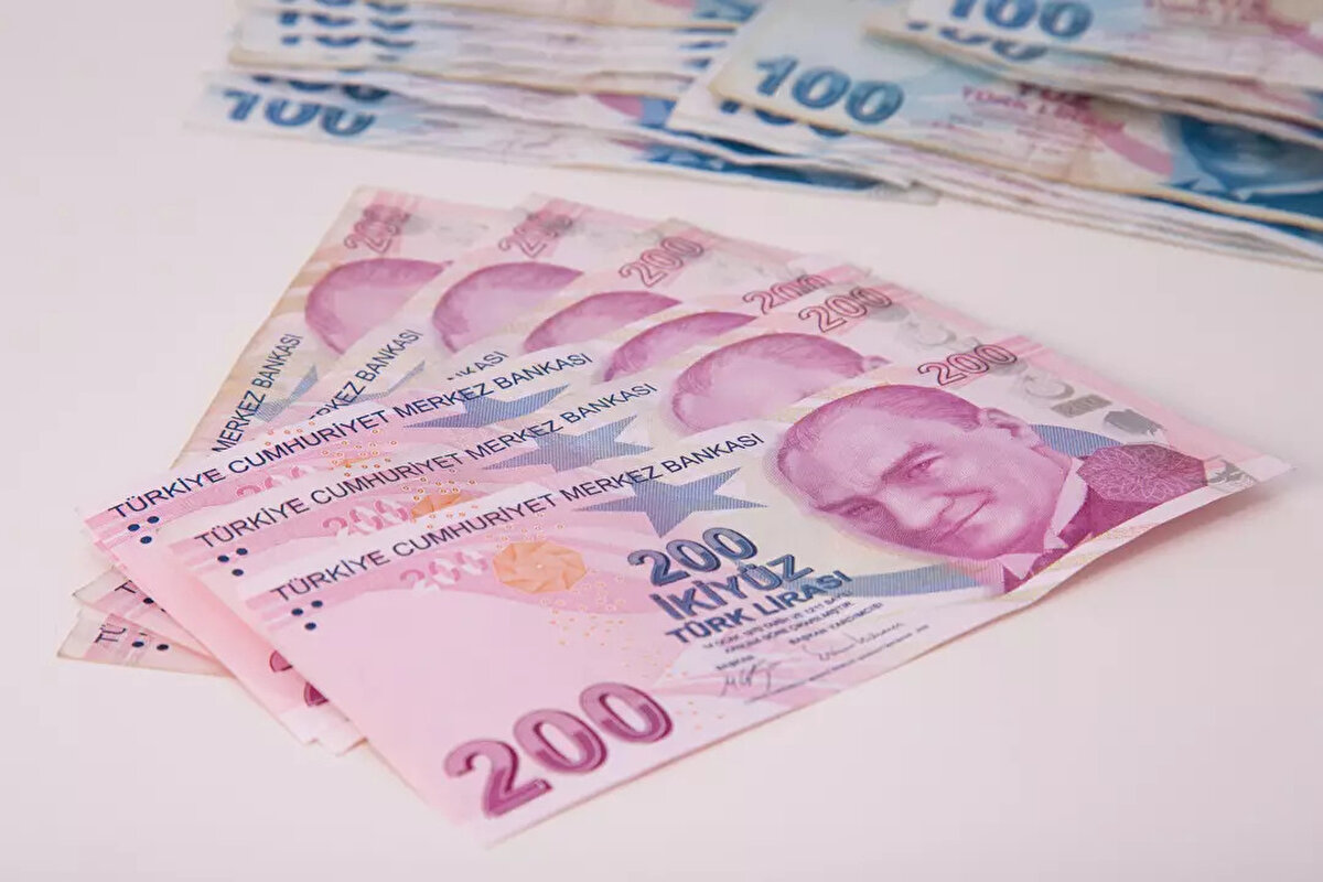 Emekli maaşı nasıl hesaplanıyor?<br><br>Erdem’in açıklamalarına göre mevcut sistemde emekli maaşı üçlü yapıya göre hesaplanıyor:<br><br>- 1999 öncesi dönem,<br><br>- 2000-2008 arası,<br><br>- 2008 sonrası.<br><br>Bu dönemlerin her biri için farklı Aylık Bağlama Oranı (ABO) ve çarpanlar kullanılıyor. Bu yüzden 1999 öncesi çalışanlar daha avantajlı konumda.