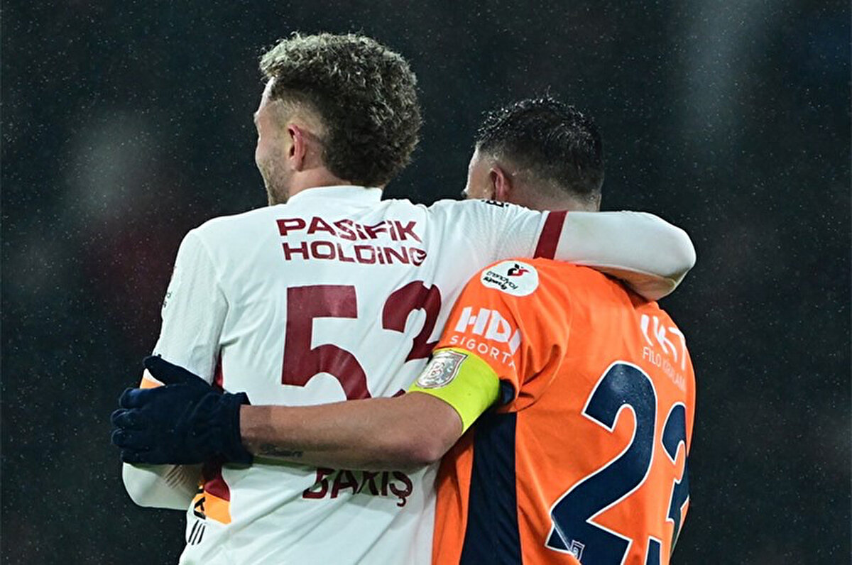 Öte yandan Başakşehir'in maç öncesi Galatasaray'ı alkışlayıp alkışlamayacağı merak ediliyordu.<br>