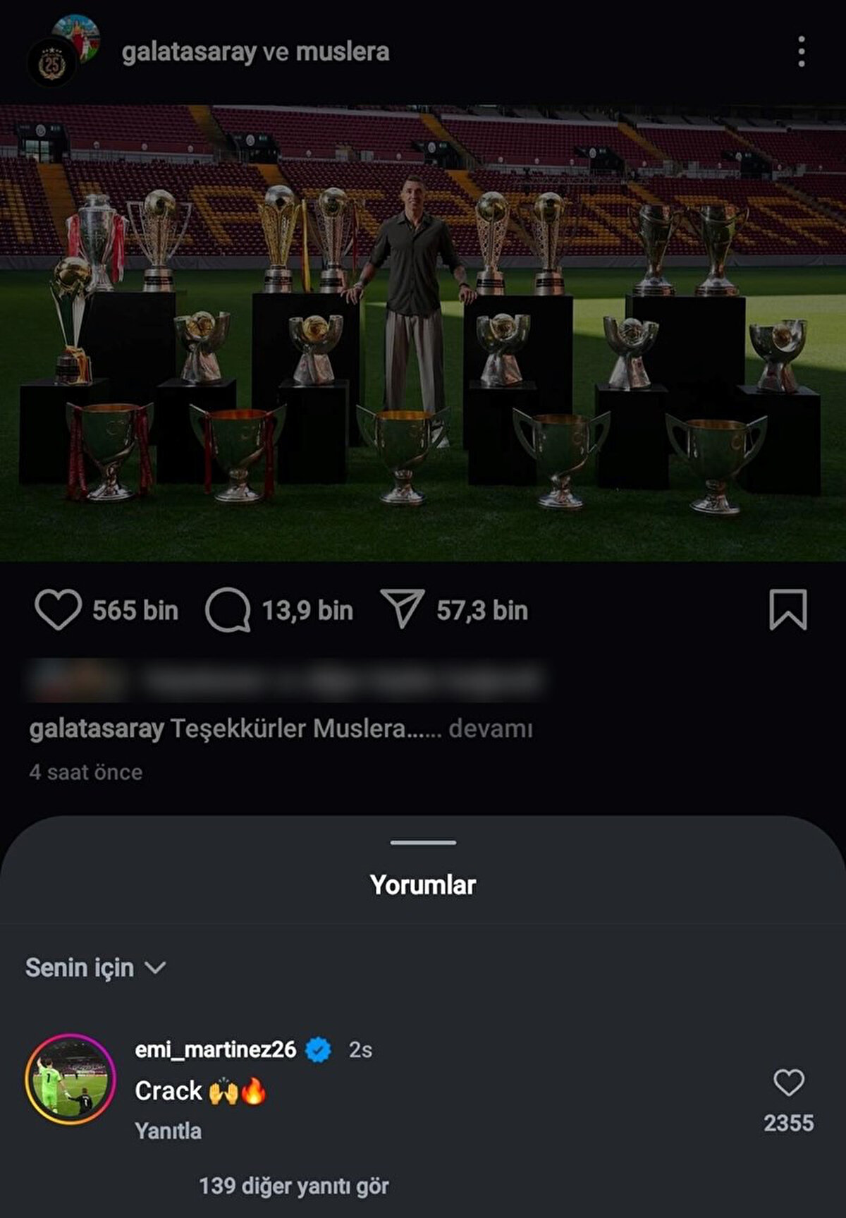 Martinez, Muslera'nın Galatasaray'da kazandığı kupalarla çektirdiği fotoğrafa sosyal medyada yorum yaptı. Deneyimli kalecinin bu yorumuna cevap veren Galatasaraylı taraftarlar, "Come to Galatasaray" mesajları göndererek Martinez'i baskı altına alıyor.<br>