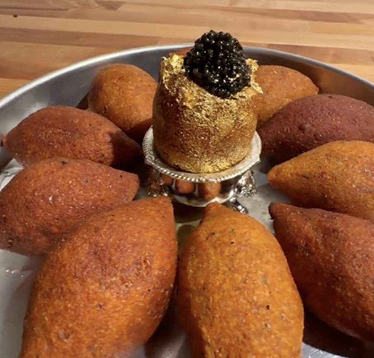 Sosyal medyada paylaştığı ilginç yemek videolarıyla tanınan bir aşçı, bu kez dünyanın en pahalı içli köftesiyle gündeme geldi. 