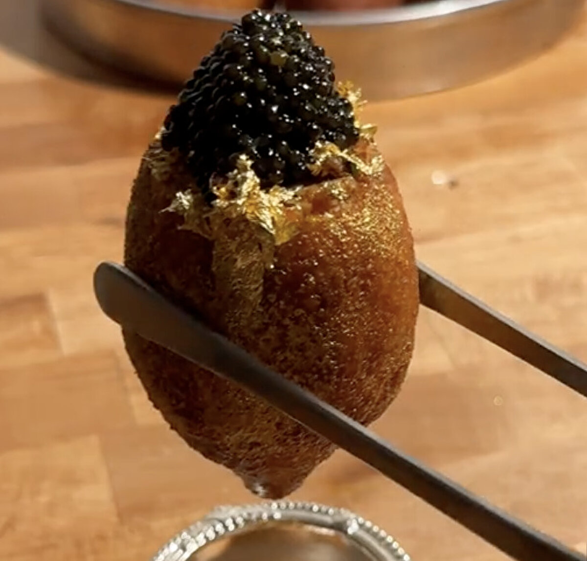 Gıda sektöründe lüks ve şovun birleştiği bu tarif sosyal medyada büyük ilgi gördü. Takipçilerin bir kısmı "gösteriş" eleştirisi getirirken, bazı kullanıcılar ise tarifin farklılığını takdir etti.