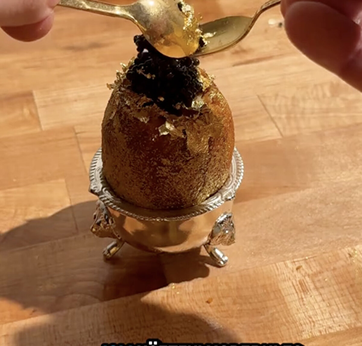 Final dokunuşu ise altınla yapılıyor. Yenilebilir altınları köftelerin üzerine serpen aşçı, "Bu dünyanın en pahalı içli köftesi olabilir" ifadelerini kullanıyor.