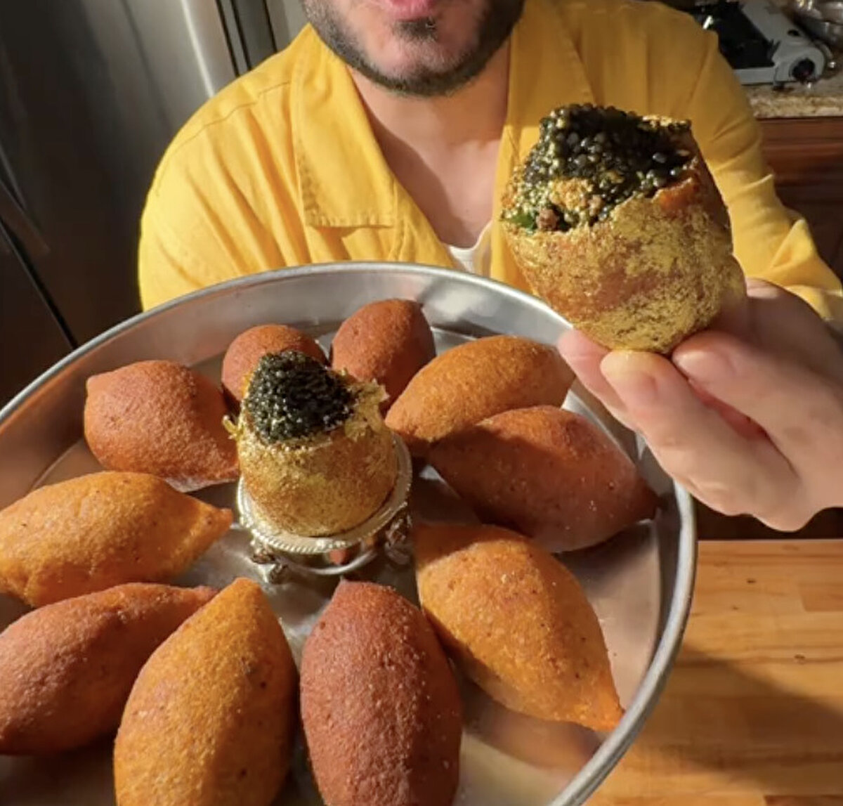 Videoda aşçı, tarifine başlamadan önce kuyumcuya giderek bir miktar saf altın satın alıyor. Satın aldığı altını gıdaya uygun hale getirmek için özel olarak rendeletiyor.