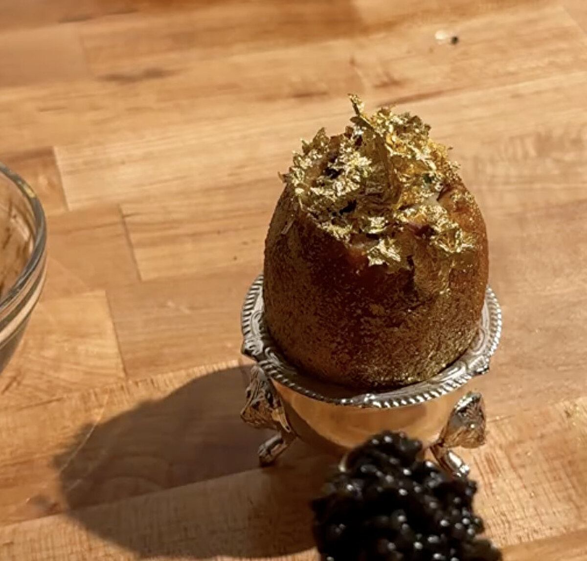 Klasik içli köfte yapımıyla başlayan tarif, alışılmışın çok ötesine geçiyor. İç harcını hazırlayıp köfteleri şekillendiren aşçı, pişirme işleminin ardından köftelerin üzerini havyarla süslüyor.