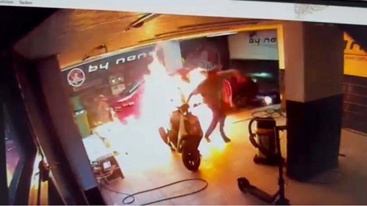 Şehzadeler ilçesi 1. Anafartalar Mahallesi'nde 1620 Sokak'taki oto yıkamacıda, saat 08.30 sıralarında yangın çıktı.