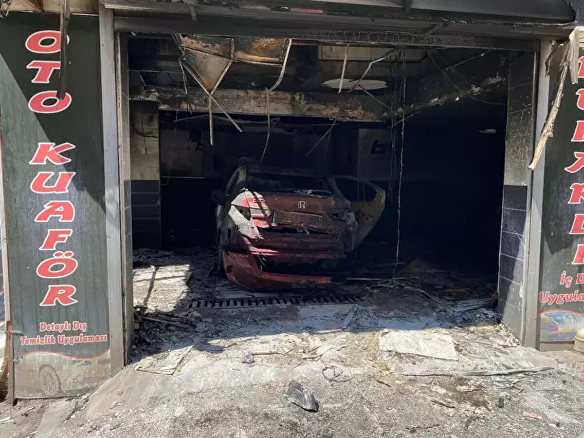 Alevlerin arasında kalan Ak kaçmaya çalıştı ancak iş yerinde mahsur kaldı.