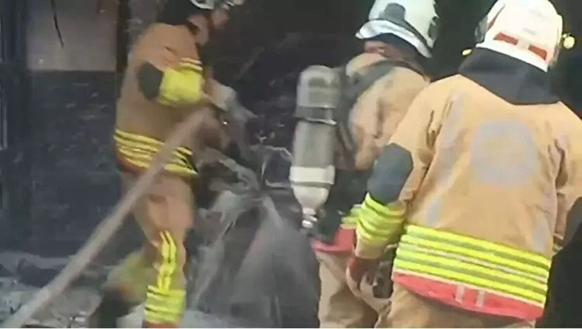 Diğer esnafın durumu bildirmesi ile olay yerine itfaiye, sağlık ve polis ekipleri sevk edildi. Yangın, itfaiye ekipleri tarafından kısa sürede söndürüldü.