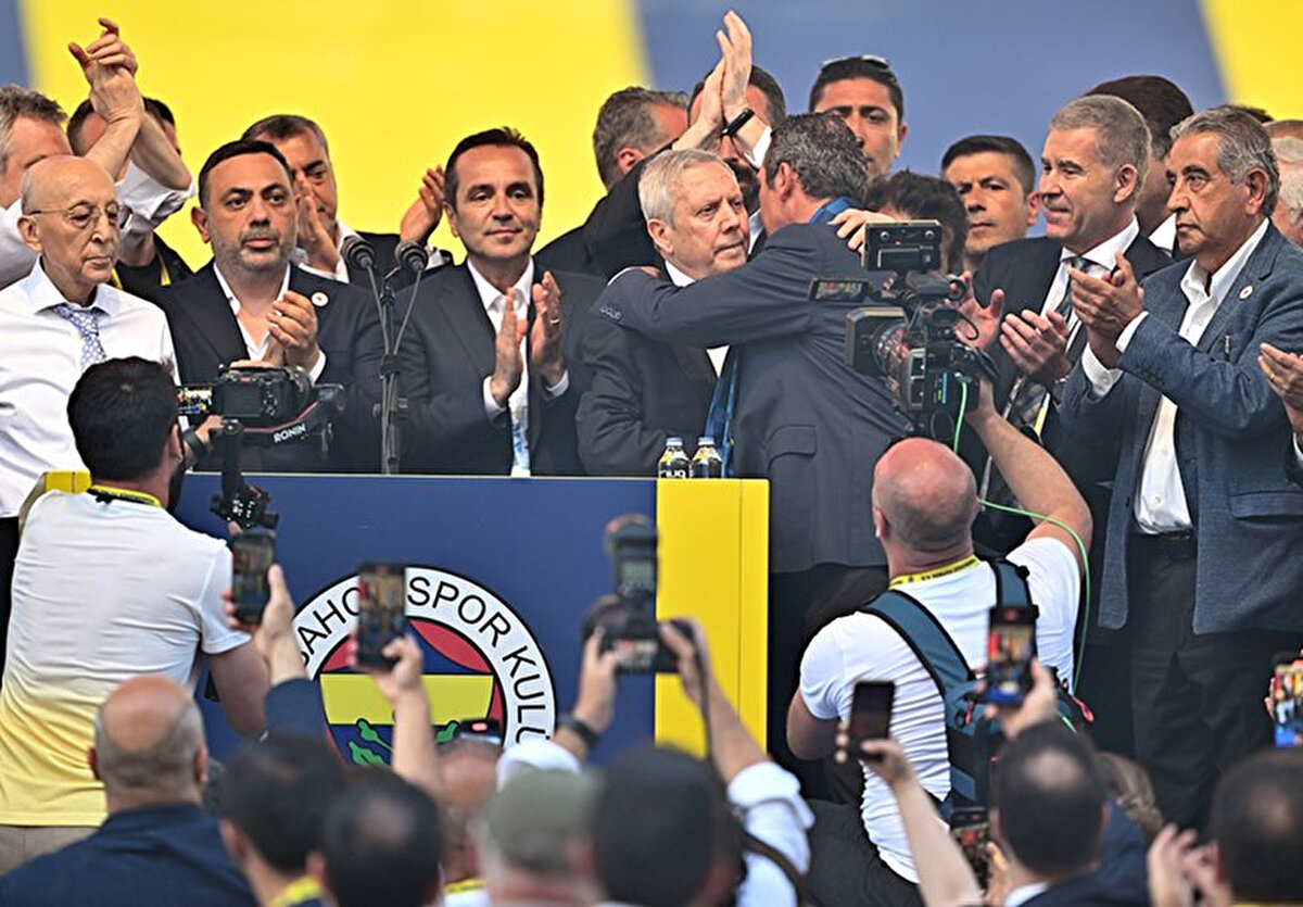 "Bu vesile ile, kulübümüzün uzun yıllar süren şampiyonluk hasretini dindirmek için sorumluluk üstlenmem ve yenidenkulüp başkanlığı için aday olmam yönünde çağrı ve çabalara bir yanıt vermek mecburiyetimin olduğuna inanıyorum.Ben, kulübümüzün kapılarını bütün Fenerbahçelilere açarak, üyeliğin geniş bir tabana yayılmasını kurumsallaştıran bir Fenerbahçe başkanıyım. Kulüp geleneklerine ve kulüp içi demokrasimize sadakatle bağlıyım. Sorumluluküstlenmekten kaçmadım, kaçınmam. Ama kendi kendime durumdan vazife çıkarmak garabetine de asla tenezzül etmem."<br>