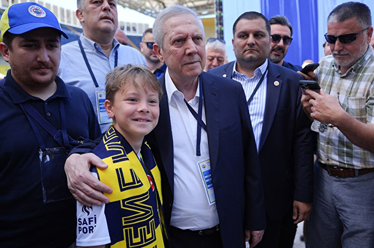"Kimsenin rakibi olmadığım gibi, hiç kimse ile bir yarışa girmek gibi bir yükümlülük de hissetmiyorum. Fenerbahçe üzerindeki mesuliyet bilincimi, önceki kongrelerde aday olarak ortaya koyduğumu düşünüyorum.Bu tutum sorumluluktan kaçmak değil, tam tersine sorumlu davranmaktır."<br>