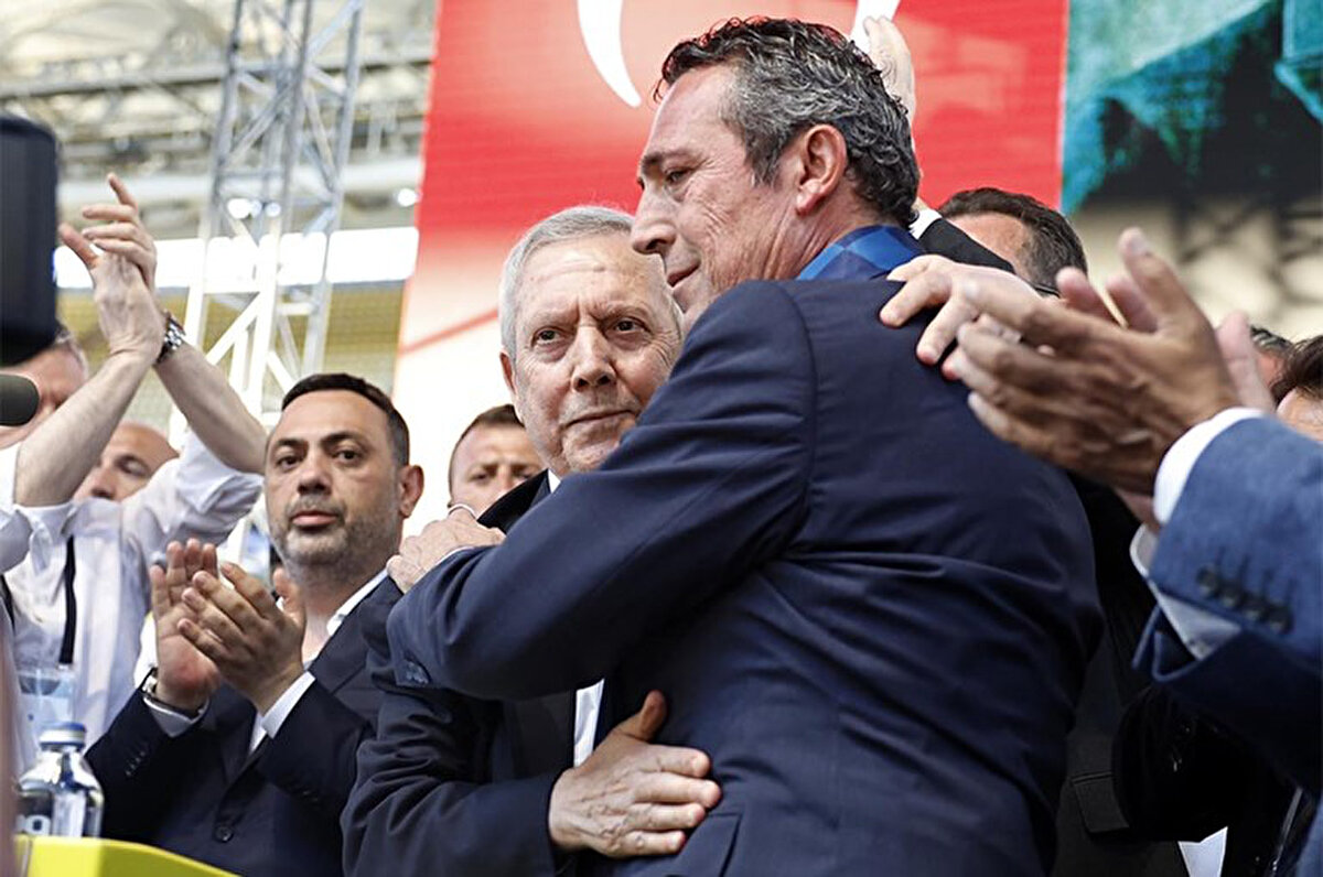 "Öncelikle, Euroleague Kupası’nı ülkemize bir kez daha getiren şampiyon Fenerbahçe Beko’yu, tebrik ediyor,şampiyonluğa ulaşan diğer branşlarımızda emeği bulunan tüm yöneticilerimize, Başkan Sayın Ali Koç’a,sporcularımıza, teknik ekiplerimize ve kulüp profesyonellerimize bir kez daha teşekkür ediyorum."<br>