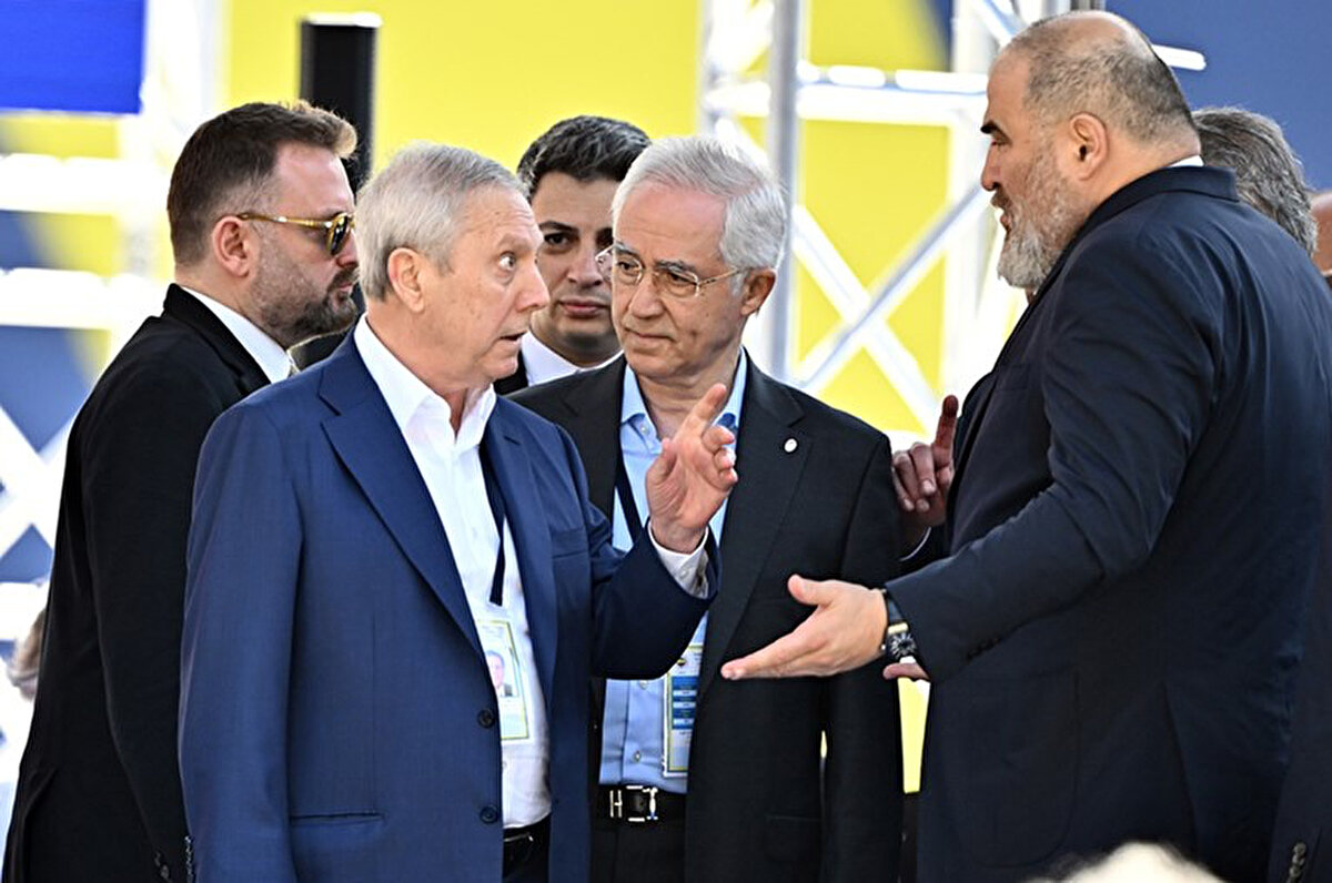 "Hatırlanacağı gibi mevcut yönetim, benim de içerisinde bulunduğu seçim yarışında 16.464 oy alarak göreveseçilmiştir.Buna rağmen, eğer camiamız, hali hazır durum karşısında benim sorumluluk üstlenmem gerektiğini düşünüyor ise,seçilmiş mevcut yönetimin aldığı oydan 1 fazlasını gösteren bir belge ile bu çağrısını somutlaştırmalıdır."<br>