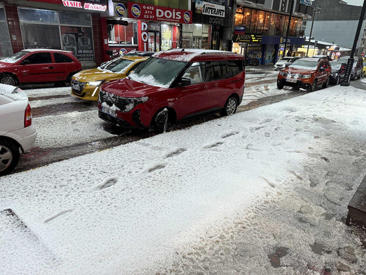 Meteoroloji Bölge Müdürlüğü’nün sağanak uyarısı yaptığı Ardahan’a havanın kararması sonrası dolu yağdı. 