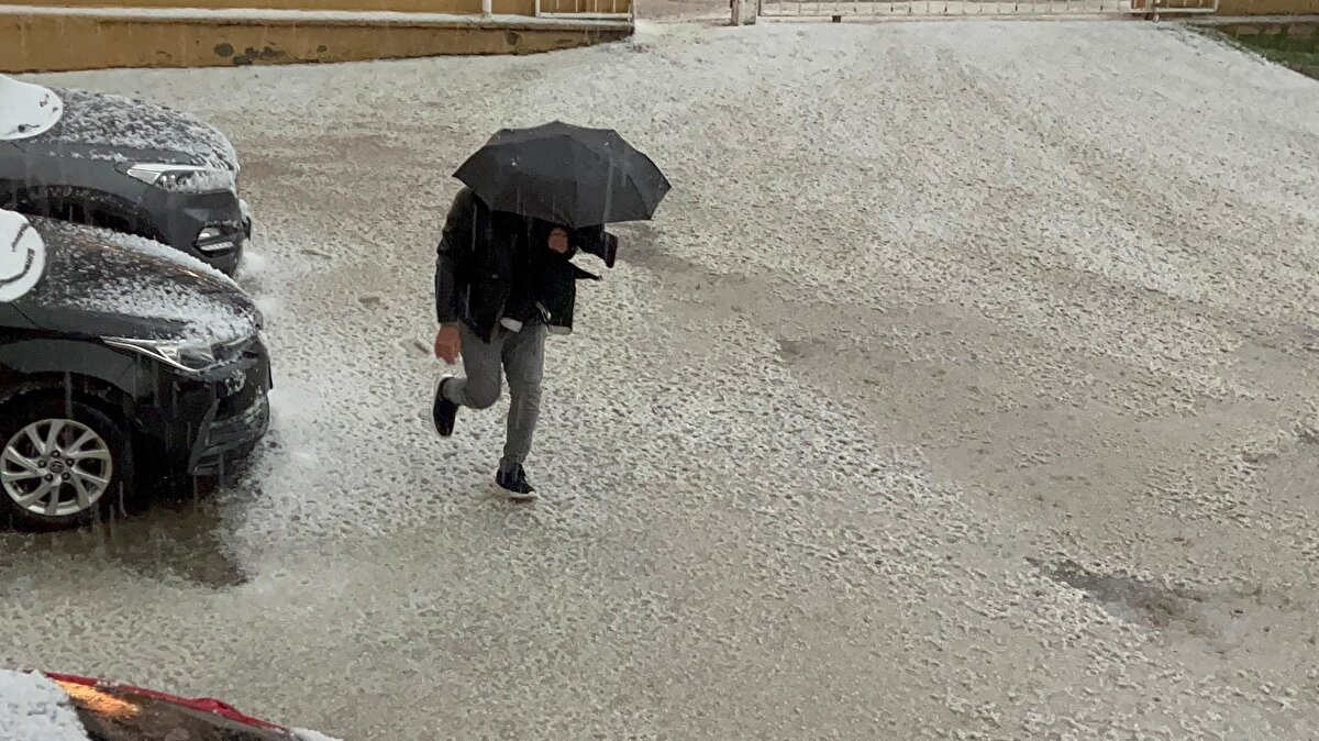 Kısa sürede etkili olan fındık büyüklüğündeki dolu nedeniyle kent merkezi beyaza büründü.