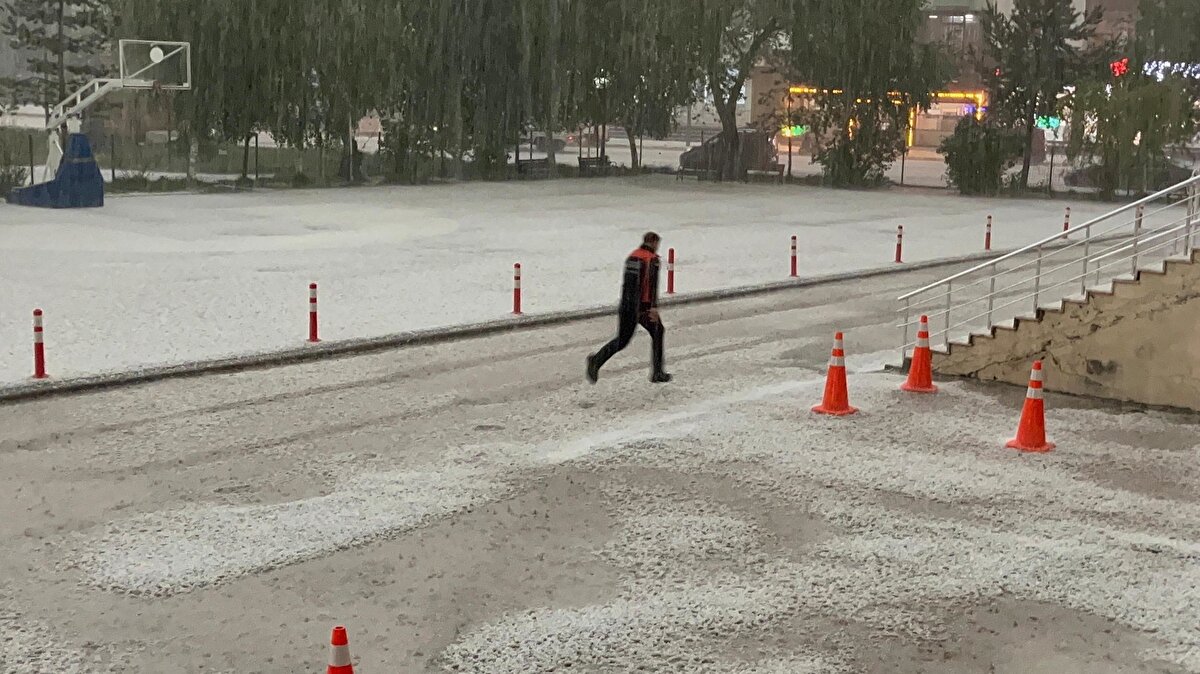 Yağışa sokakta yakalananlar korunaklı alanlara sığınmaya çalıştı.