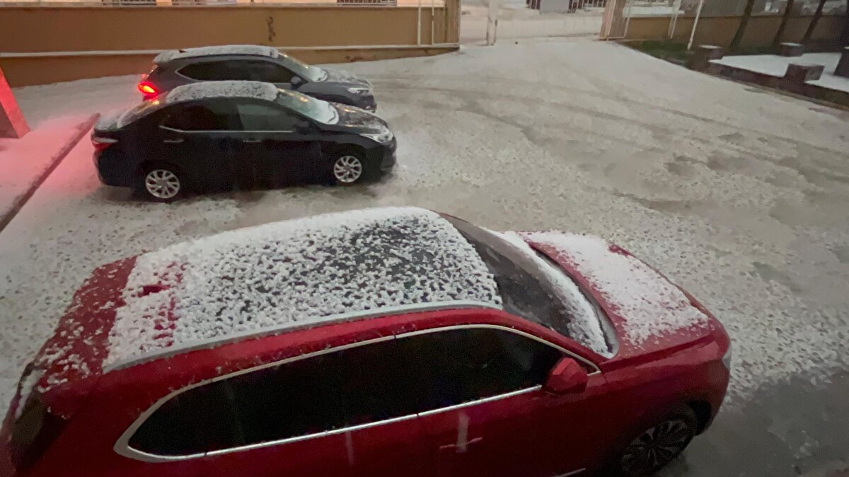 Vatandaşlar, araçlarının üzerlerini kaplayan doluları temizlemeye çalıştı. 