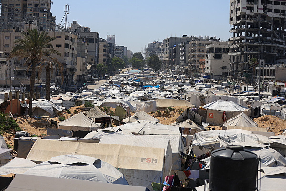 Gazze'deki hükümetin medya ofisine göre ise İsrail'in 7 Ekim 2023'ten bu yana sistematik olarak sivilleri hedef aldığı saldırılarda 18 bini aşkın çocuk yaşamını yitirdi. Gazze Şeridi'nde bilançonun daha da ağır boyutlara ulaşmasından endişe ediliyor.