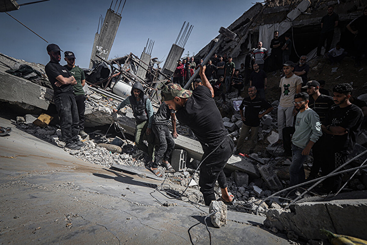 Gazze'de Filistinlilerin açlıkla mücadele ettiği, defalarca yerlerinden edilerek çadırlara, yıkılmış binalara sığındığı görüntüler 21. yüzyılda insanlık ayıbı olarak kayıtlara geçti<br><br>Hamas, Gazze'ye yönelik 600 gündür devam eden soykırımını durdurması amacıyla İsrail'e baskı için, 30 Mayıs - 1 Haziran tarihleri arasında "küresel eylem" yapılması çağrısında bulundu.