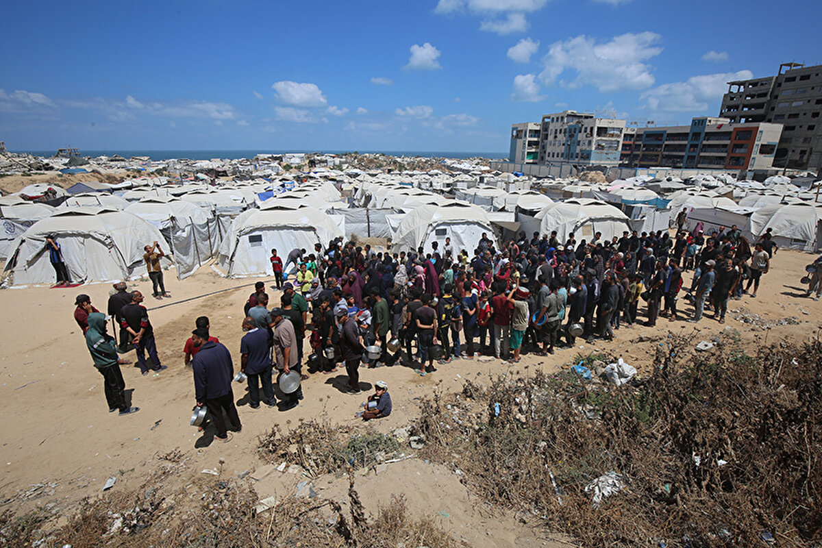 İsrail'in Gazze'yi işgalinde 7 Ekim sonrası<br><br>Hamas'ın silahlı kanadı İzzeddin el-Kassam Tugayları, "Filistinlilere ve başta Mescid-i Aksa olmak üzere kutsal değerlerine İsrail'in sürekli ihlallerine karşılık verme" gerekçesiyle İsrail'e 7 Ekim 2023'te kapsamlı saldırı düzenledi.<br><br>İsrail, 7 Ekim'deki saldırılarda 1200 İsraillinin öldüğünü, 5 bin 132 kişinin de yaralandığını açıkladı, bunun üzerine Gazze'yi havadan ve karadan bombardımanına başladı.<br><br>İsrail güçlerinin 27 Ekim 2023'te Gazze'ye kara saldırısı başlattı. İsrail ordusu verilerine göre, 7 Ekim 2023'ten bu yana 858 asker öldü, 5 bin 906 asker yaralandı.