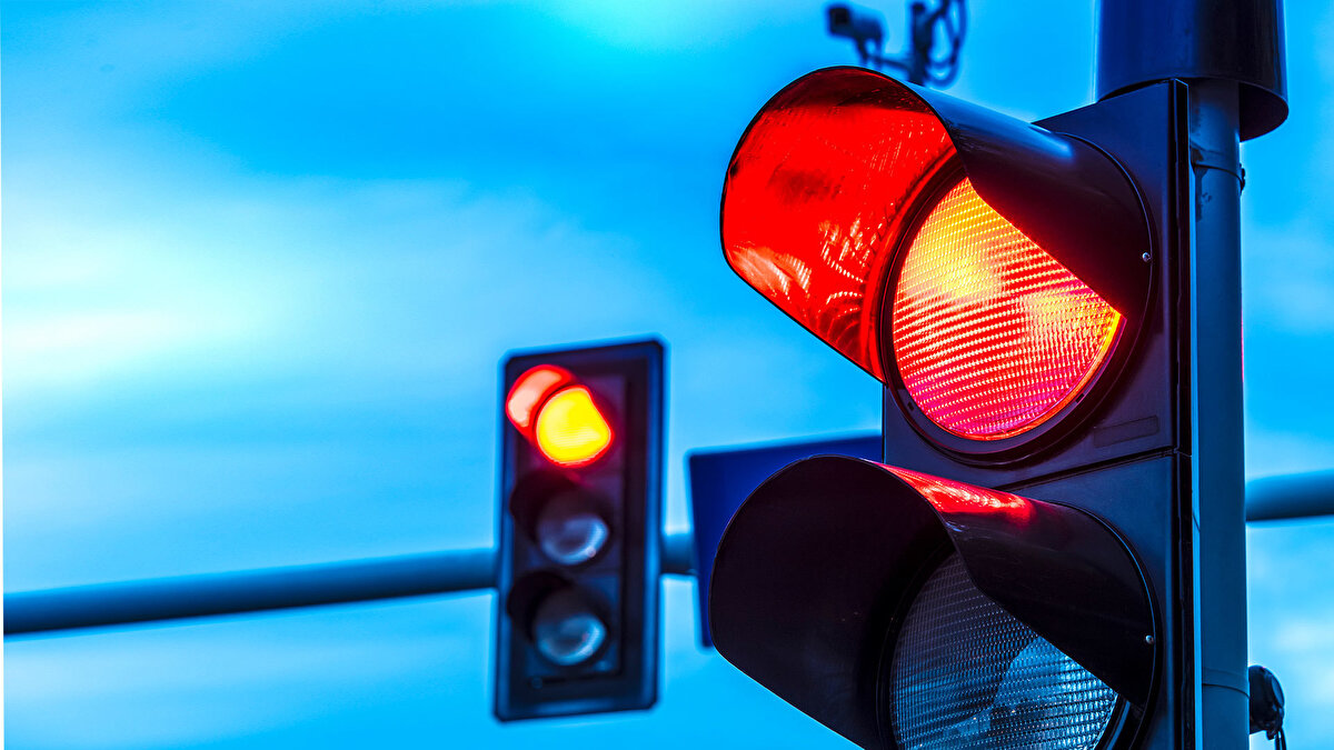 Kırmızı Işık İhlali<br><br>Eski ceza: 2.617 TL<br><br>Yeni ceza:<br><br>1.kez: 5.000 TL<br><br>2.kez: 10.000 TL<br><br>3.kez: 15.000 TL + 30 gün ehliyete el koyma<br><br>4.kez: 20.000 TL + 60 gün ehliyete el koyma